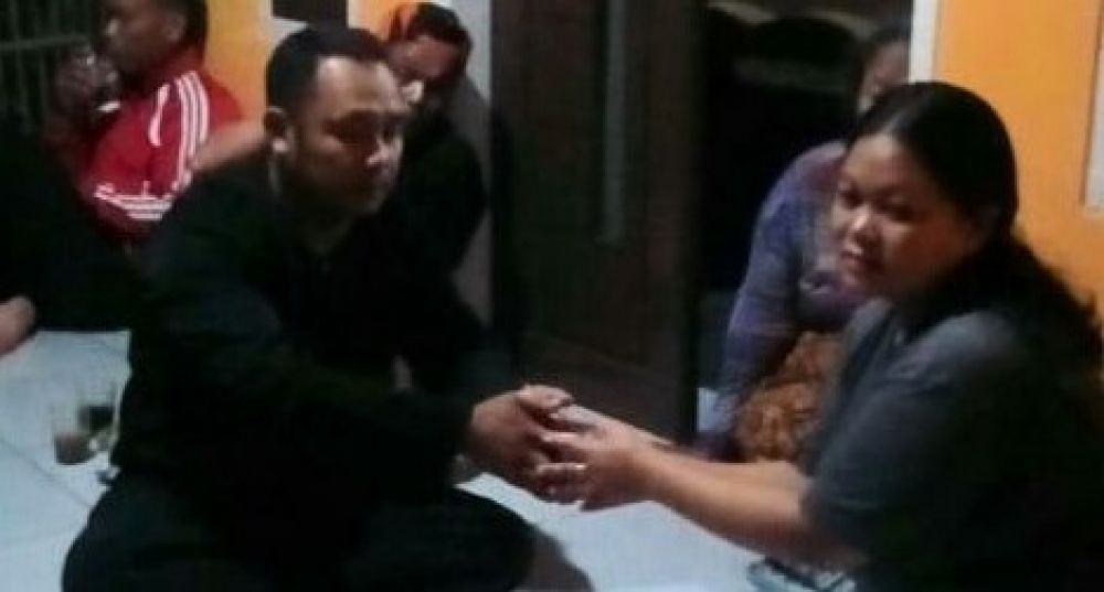 Pemberian bantuan secara simbolis oleh ketua ranting Karangbungur pada keluarga ketua PAC Buahdua