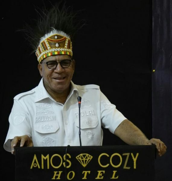 Kabaintelkam Polri Komjen Paulus Waterpauw saat mengisi seminar yang digelar oleh BEM di Amos Cozy Hotel