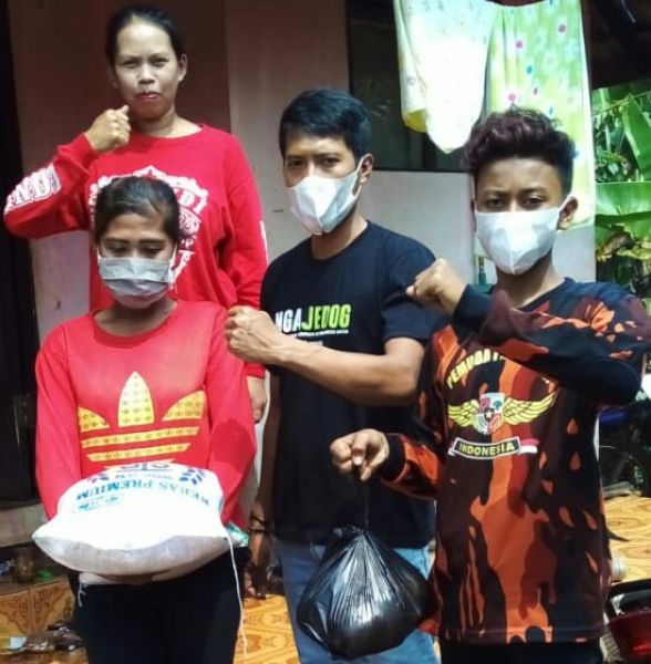 Ketua RT dusun Babakan Sawah membantu mengirimkan bantuan (BPNT) ke warganya.