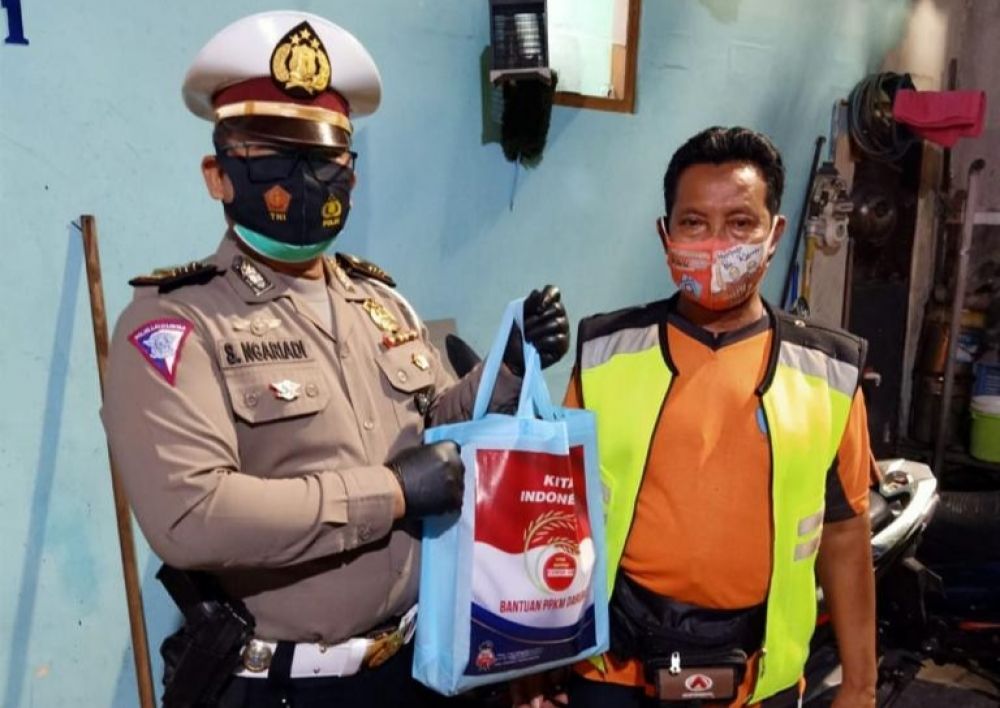 Ditlantas Polda Jatim berbagi paket sembako kepada warga terdampak PPKM Darurat