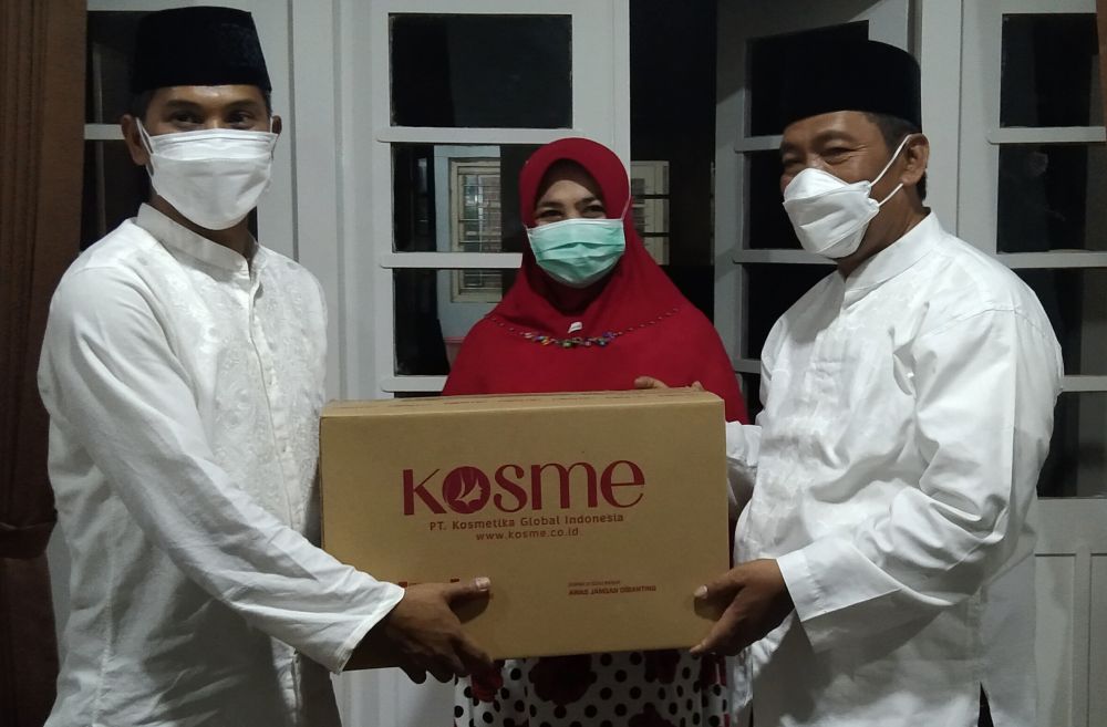 Wadirkrimsus Polda Jatim AKBP Zulham Efendi saat memberikan bantuan berupa masker kepada KH. Muslich Abbas (pengasuh Ponpes Tahfidzul Qur'an Fatchul Ulum)