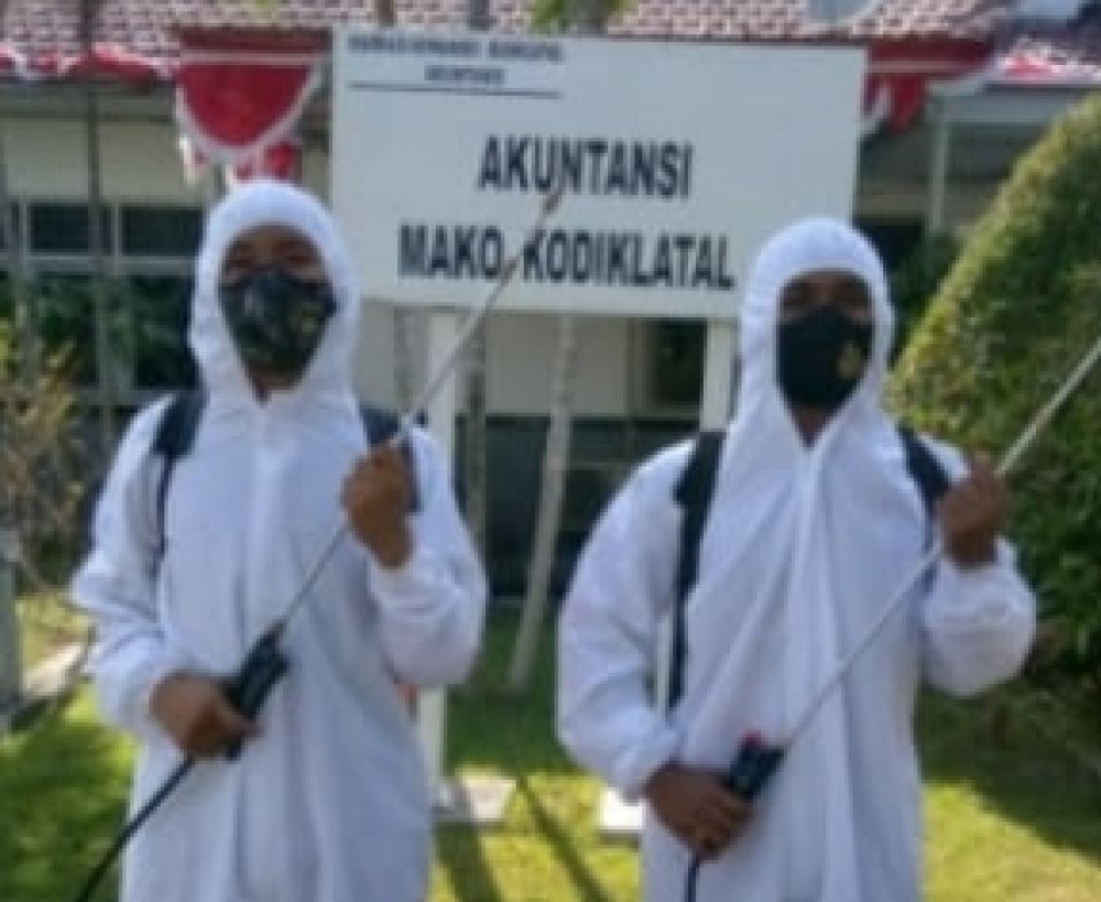 Siswa kesehatan yang bertugas menyemprotkan cairan Disinfektan
