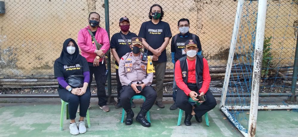 PD MIO Surabaya berfoto bersama Kapolsek Asemrowo dan Camat Asemrowo di sela acara serbuan Vaksinasi