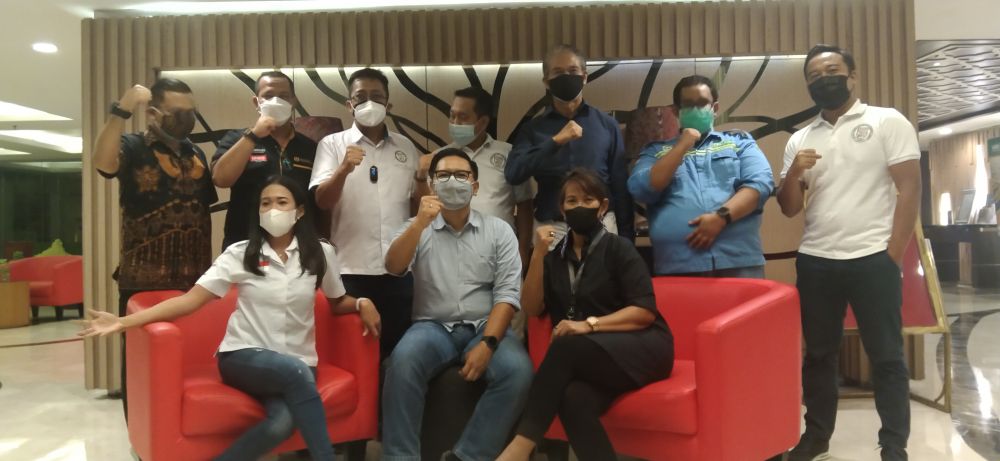 Para GM yang tergabung dalam IHGMA foto bareng di lobby hotel Alana Surabaya