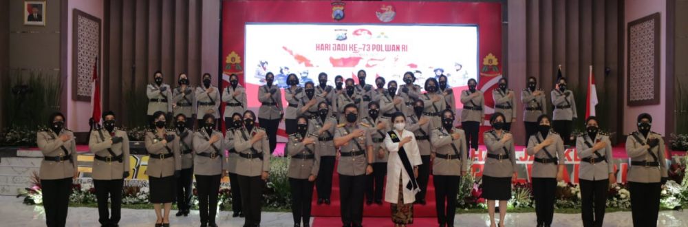 Kapolda Jatim Irjen Pol Dr Nico Afinta didampingi Ibu asuh Polwan Polda Jatim mengikuti HUT Polwan ke-73 secara virtual