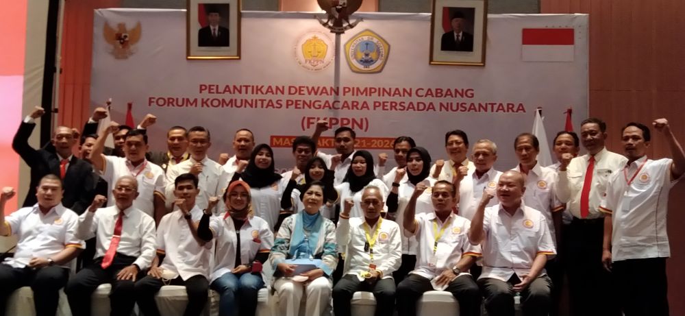 Foto para Advokat bersama ketua umum sesaat setelah FKPPN kukuhkan 3 DPC