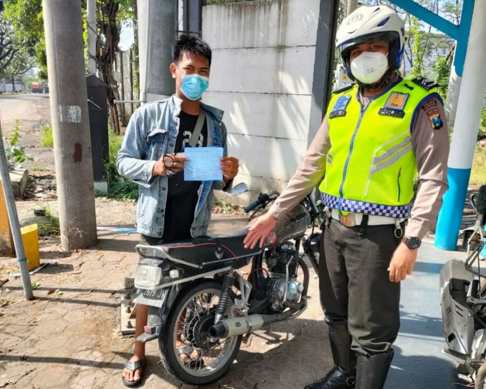 Satlantas Polres Gresik tilang pengendara motor yang gunakan knalpot brong