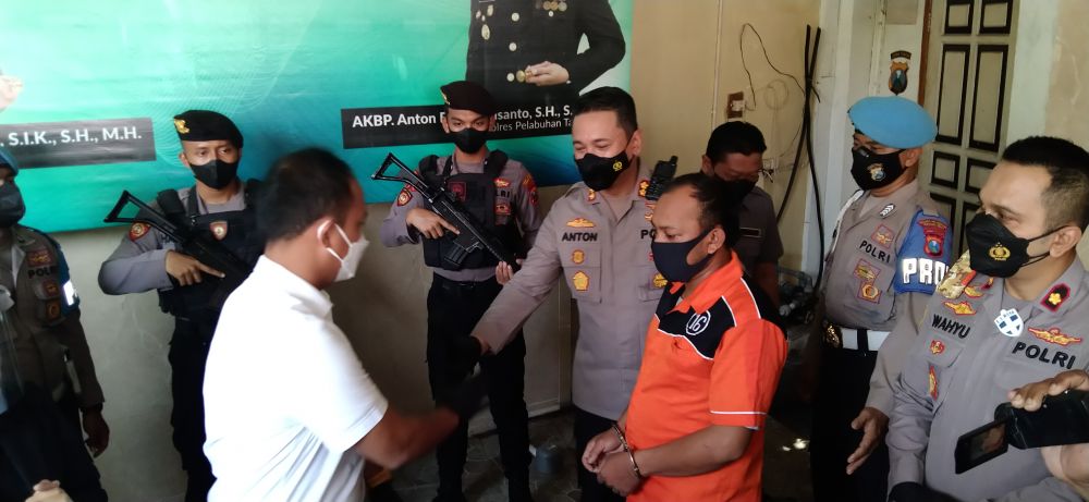 Tersangka diamankan Polres Tanjung Perak beserta barang bukti