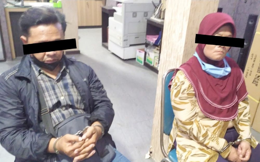 Tersangka Pasutri diamankan Polsek Asemrowo beserta barang buktinya.