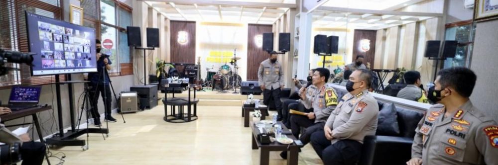 Kapolda Jatim Irjen Pol Dr Nico Afinta saat memberikan semangat anggota Polri yang terpapar Covid-19
