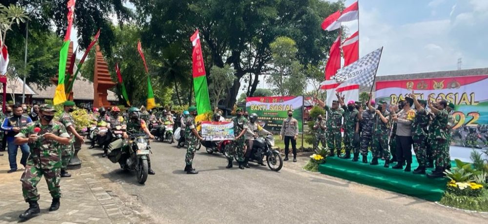 Kapolda Jatim Irjen Pol Dr Nico Afinta bersama Alumni Akabri 92 saat gelar Baksos