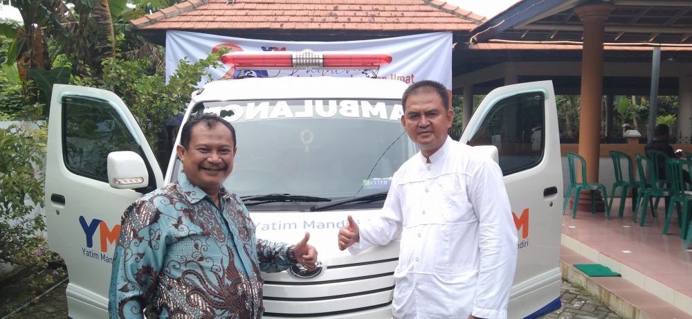 Dirut Yatim Mandiri H. Mutrofin saat luncurkan program berupa Ambulance Layanan Umat dan Gerobak UMKM di milad Yatim Mandiri ke-28