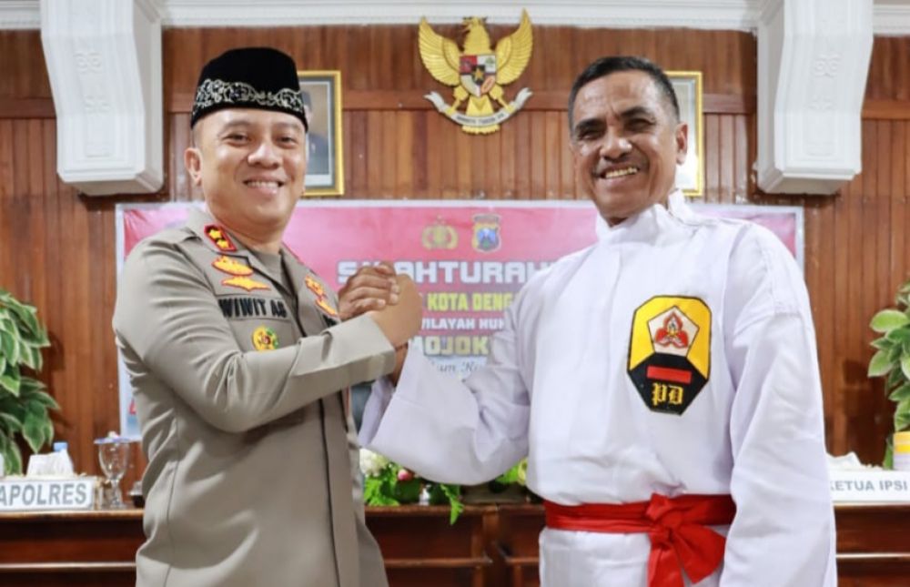 Kapolresta Mojokerto AKBP Wiwit Adisatria bersama salah satu ketua perguruan pencak silat