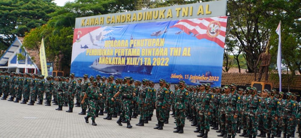 Danpuslatdiksarmil Kodiklatal Kolonel Laut (P) Irwan S.P Siagian saat tutup pendidikan dasar siswa