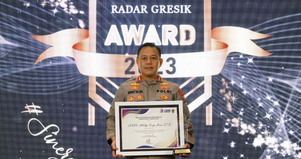 Kapolres Gresik AKBP Adhitya Panji Anom terima penghargaan dari Radar Gresik Award 2023