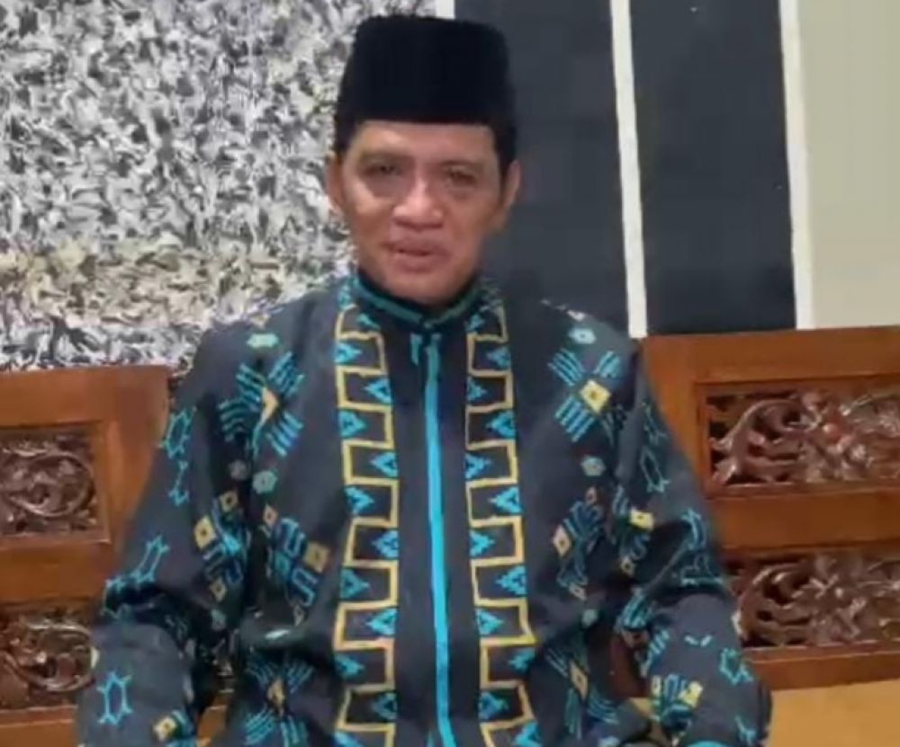 Pengasuh TPI Roudlotul Khoir Ust. Drs. KH. Khoiron Syuaib 