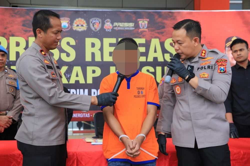 Tersangka diamankan Polres Gresik beserta barang buktinya