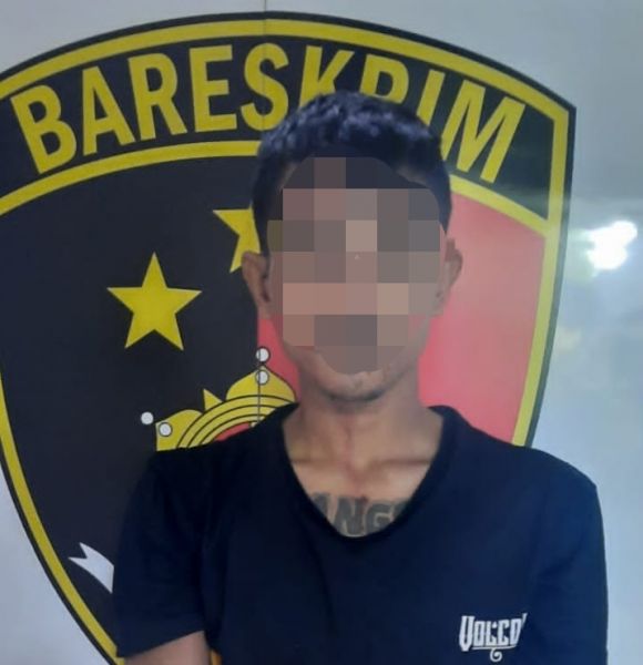 Tersangka diamankan Satreskrim Polres Gresik beserta barang buktinya