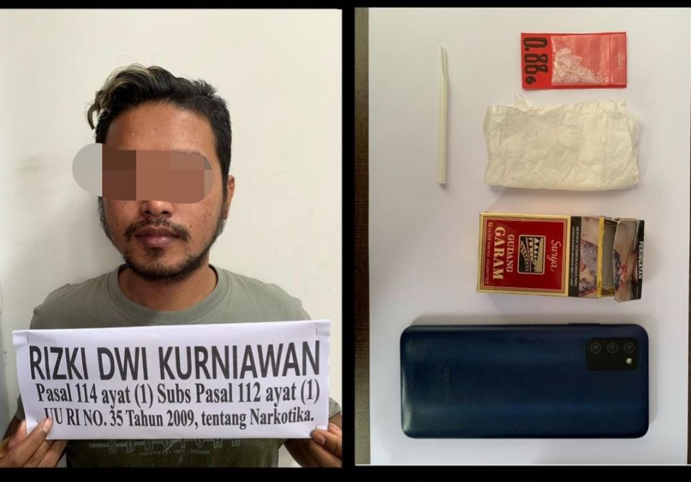 Tersangka diamankan Satresnarkoba Polres Gresik beserta barang buktinya