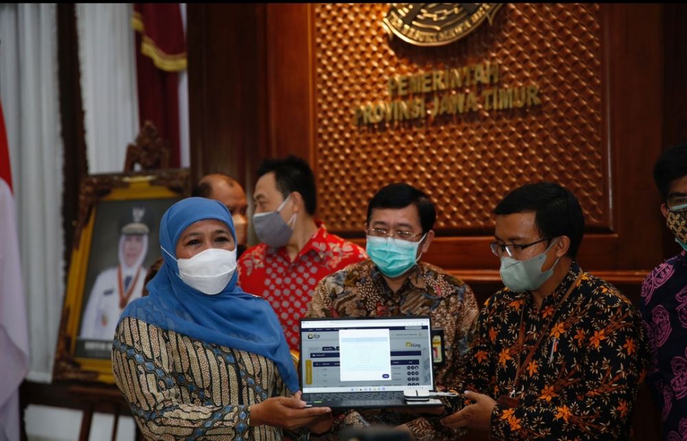 Gubernur Jatim Khofifah Indar Parawansa saat menunjukkan laporan SPT 