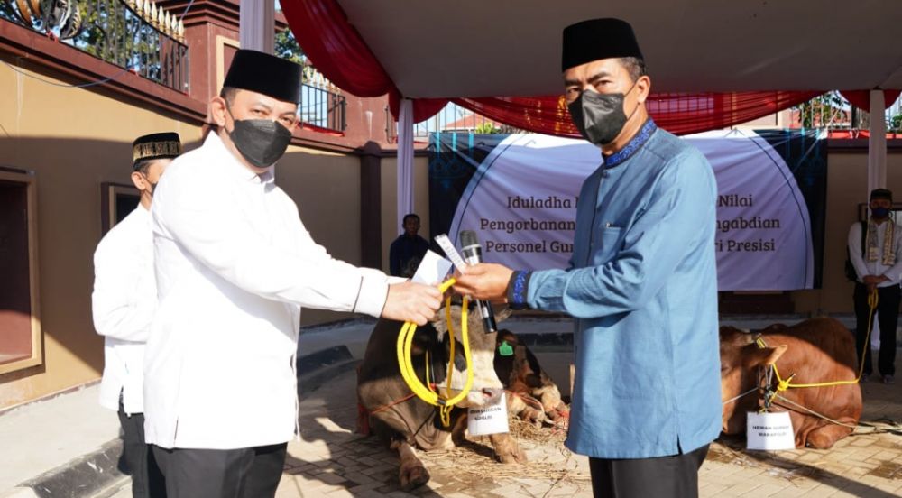 Kapolri Jenderal Listyo Sigit Prabowo saat memberikan bantuan hewan qurban