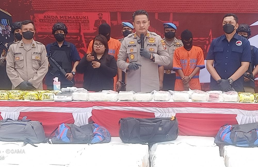 Kapolres Pelabuhan Tanjung Perak Surabaya AKBP Anton Elfrino Trisanto saat ungkap kasus peredaran Narkoba didampingi Kasat Narkoba AKP Hendro Utaryo dan Kasi Humas Ipda Suroto