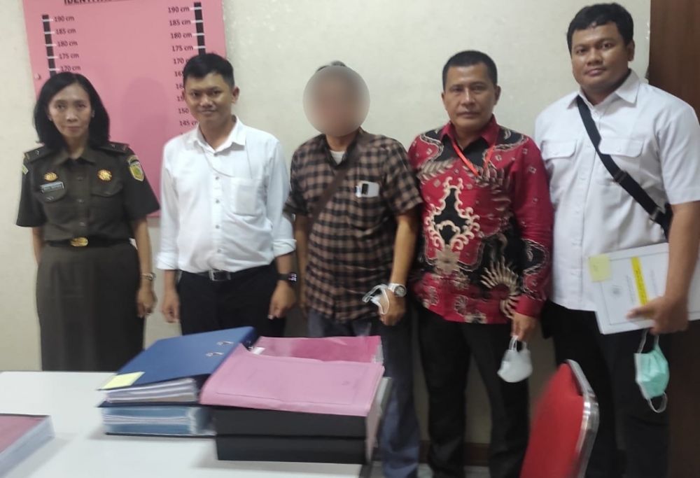Penyerahan tersangka ke Kejari Surabaya
