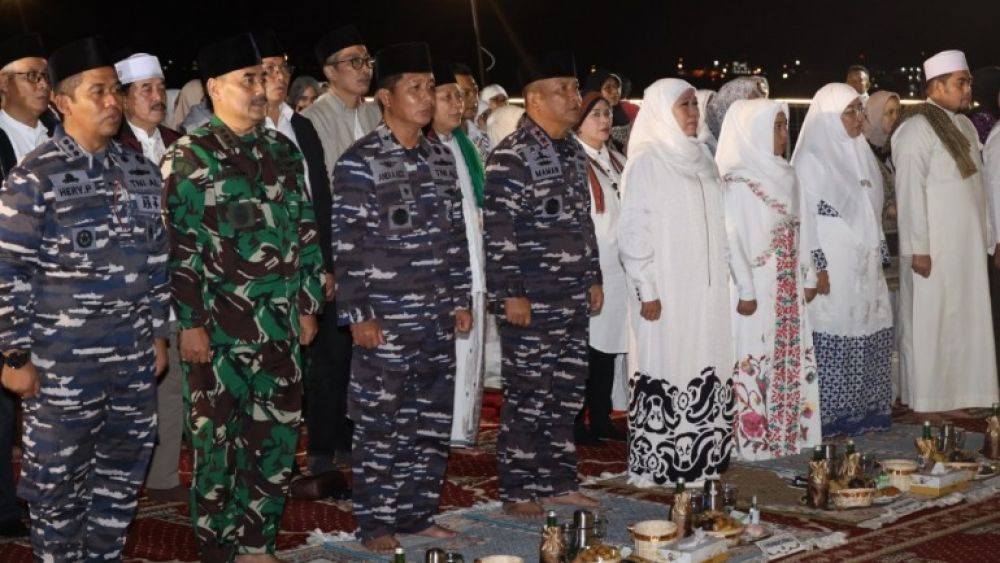 Wadan Lantamal V Kolonel Marinir Baedhowi Oktafidia bersama Pangkoarmada ll Laksamana Muda TNI Maman Firmansyah dan Gubernur Jatim Khofifah Indar Parawansa