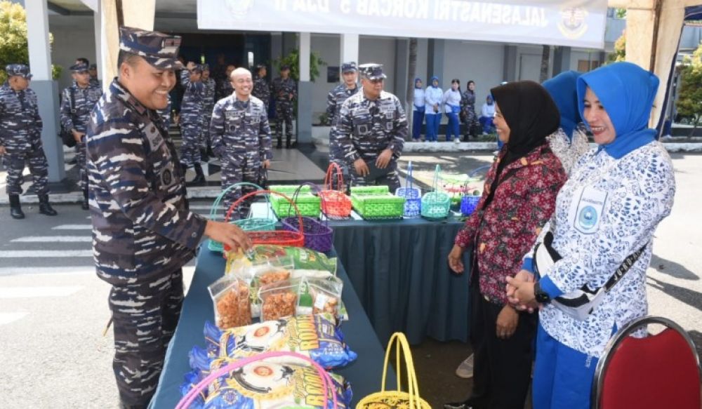 Danlantamal V Laksamana Pertama TNI Supardi saat tinjau stand bazar murah TNI AL