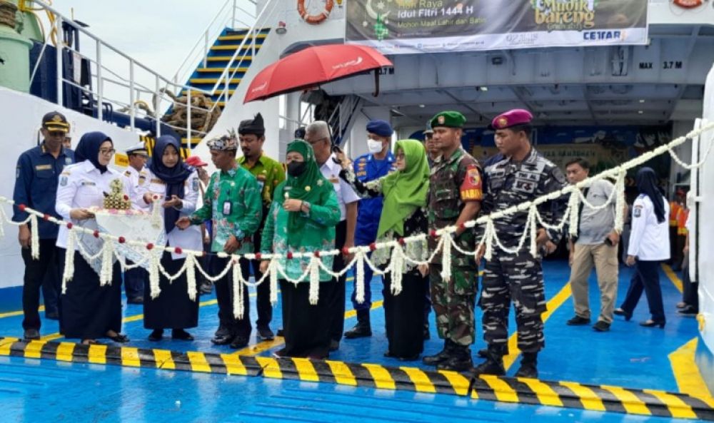 Lanal Banyuwangi dan Pemkab Situbondo Berangkatkan Peserta Mudik Gratis