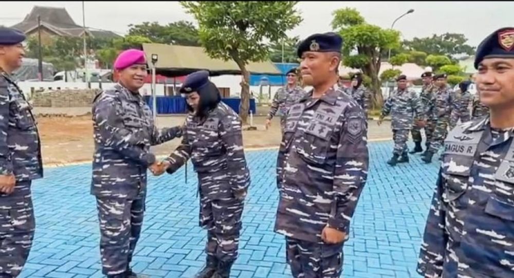 Danlanal Semarang Kolonel Marinir Hariyono Masturi saat pimpin upacara kenaikan pangkat