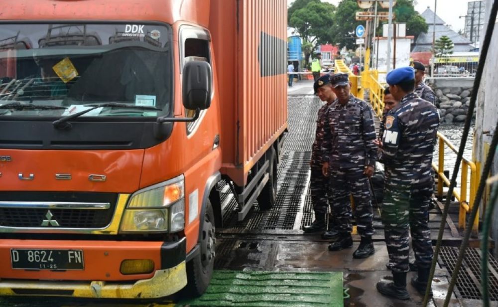 Danlanal Banyuwangi Letkol Laut (P) Indra Nusha Raspati tinjau kelancaran arus mudik lebaran