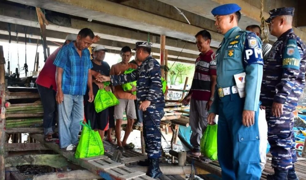 Danlanal Cilacap Bagikan Ratusan Paket Sembako ke Nelayan
