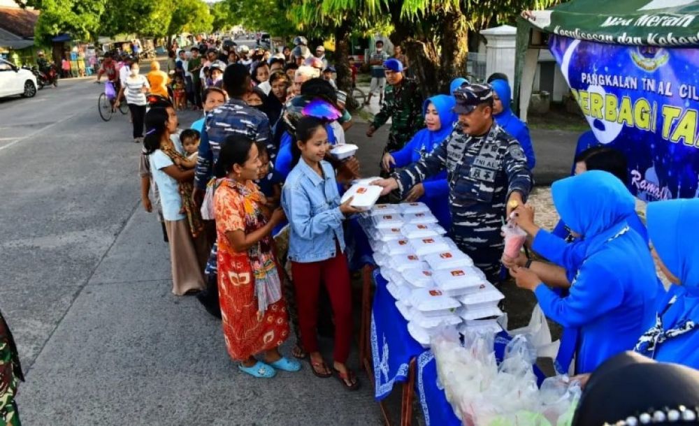 Danlanal Cilacap Kolonel Laut (PM) Sugeng Subagyo berbagi makanan