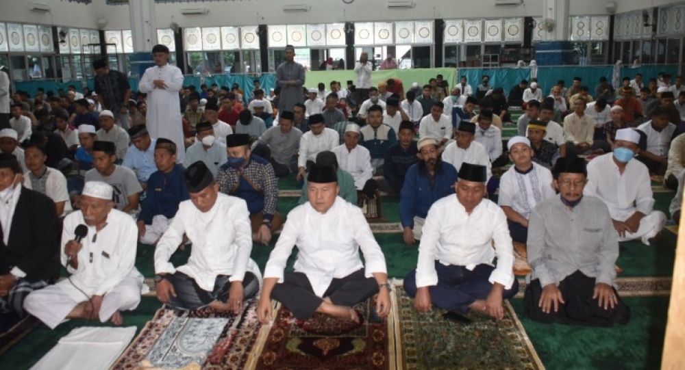 Danlantamal V Lakukan Sholat Idul Fitri Bersama Prajurit dan Warga Komplek Cepi