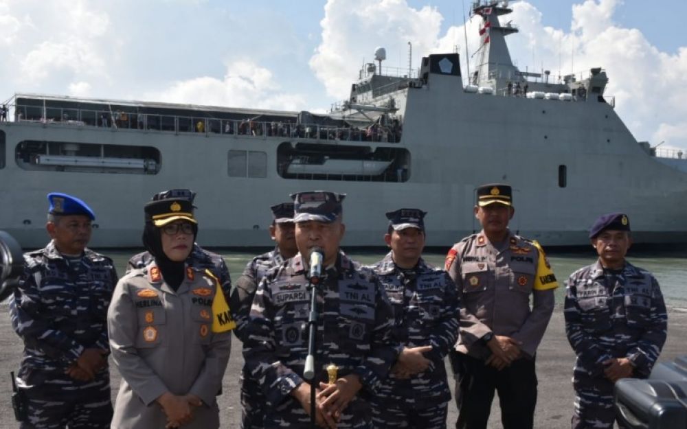 Danlantamal V Laksamana Pertama TNI Supardi didampingi Kapolres Pelabuhan Tanjung Perak AKBP Herlina saat cek keberangkatan KRI Banjarmasin 592