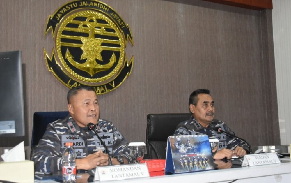 Danlantamal V Laksamana Pertama TNI Supardi didampingi Wadan Lantamal V Kolonel Marinir Baedhowi Oktafidia