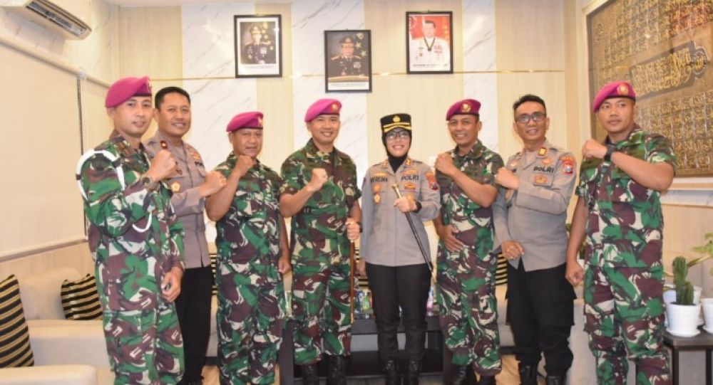 Kapolres Tanjung Perak AKBP Herlina terima kunjungan Danyonmarhanlan V Surabaya Letkol Marinir Oke Adity