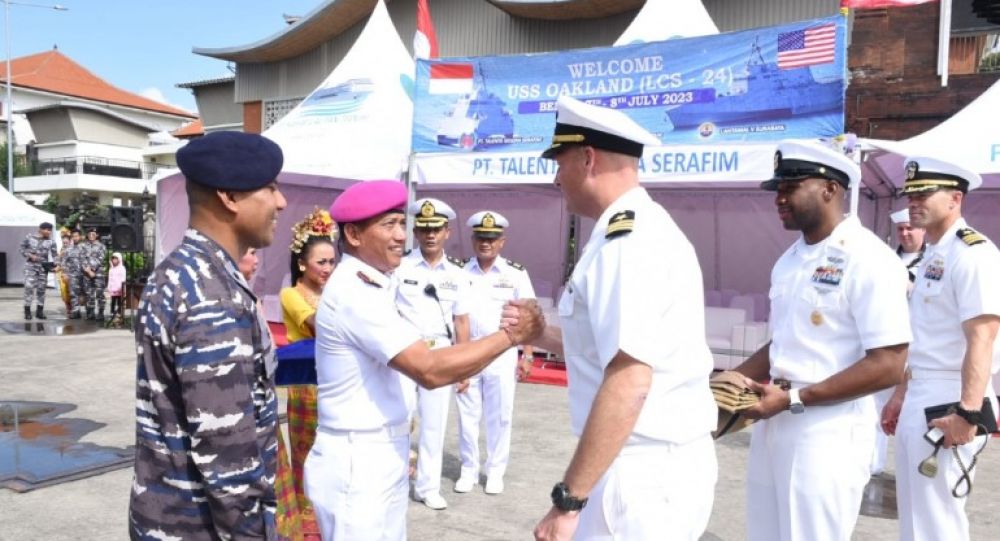 Danlanal Denpasar Kolonel Marinir I Dewa Nyoman Gede Rake Susilo sambut kedatangan kapal perang Amerika Serikat 