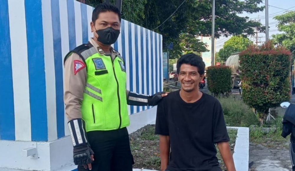 Anggota Satlantas Polres Gresik berhasil temukan orang hilang