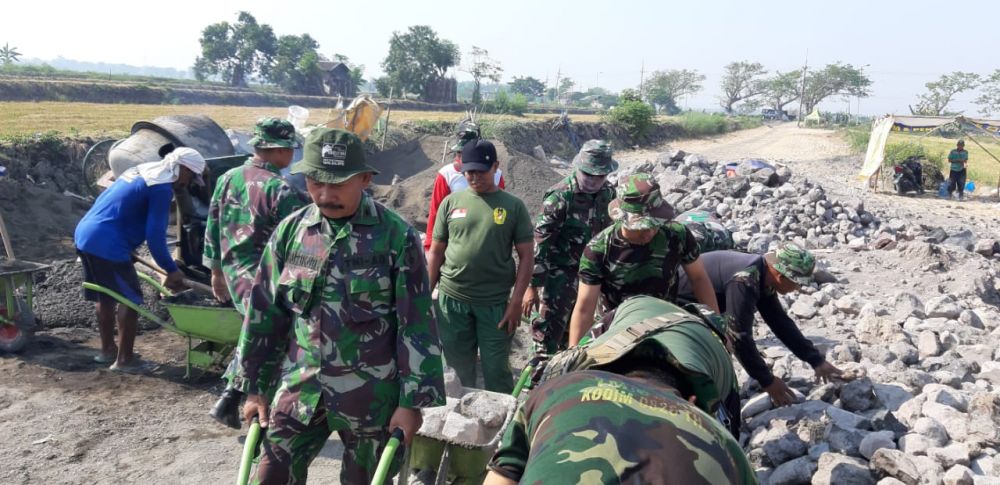 Tim TMMD ke 106 Sidoarjo Bangun Jalan Beton di Desa Kupang