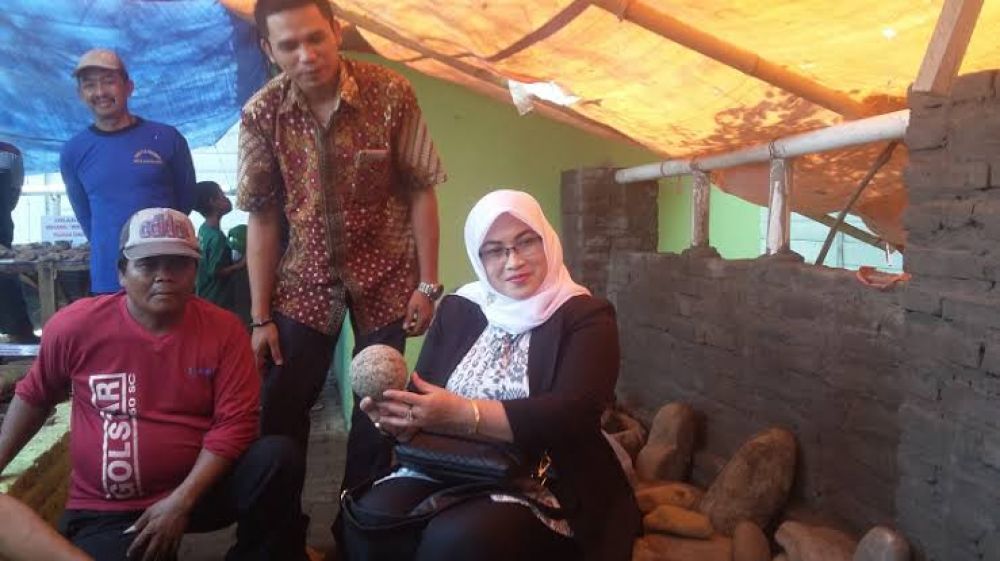 Erma Muarofah saat mengunjungi kerajinan batu di Mojokerto