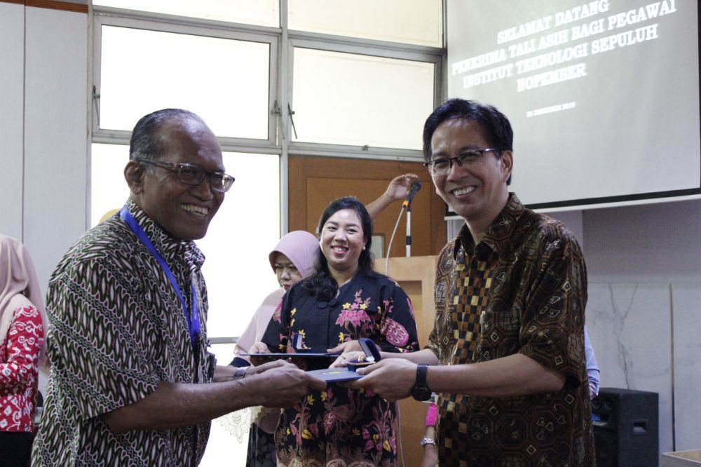 Rektor ITS Prof Dr Ir Mochamad Ashari MEng (kanan) saat memberikan tali asih kepada salah satu pegawai purna tugas ITS