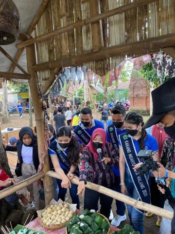 Kakang Mbakyu Kota Malang Ramaikan Festival Dolanan di Kampung Dolan