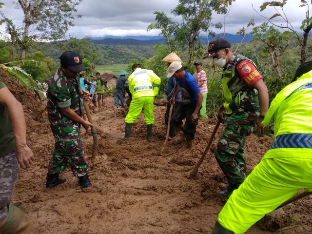Hujan Deras Sebabkan Tanah Longsor, Polres Ponorogo Bersama TNI dan Warga Tanggap Bencana