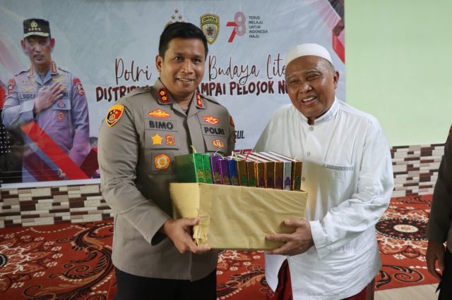 Polri Peduli Budaya Literasi, Polres Bondowoso Berikan Buku ke Ponpes Nurul Burhan Badean