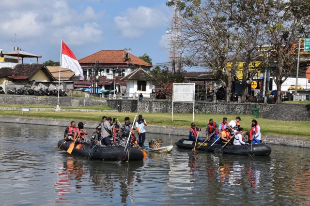 Peringati HUT ke-78 TNI AL, Lanal Denpasar Bersihkan Sungai dan Laut