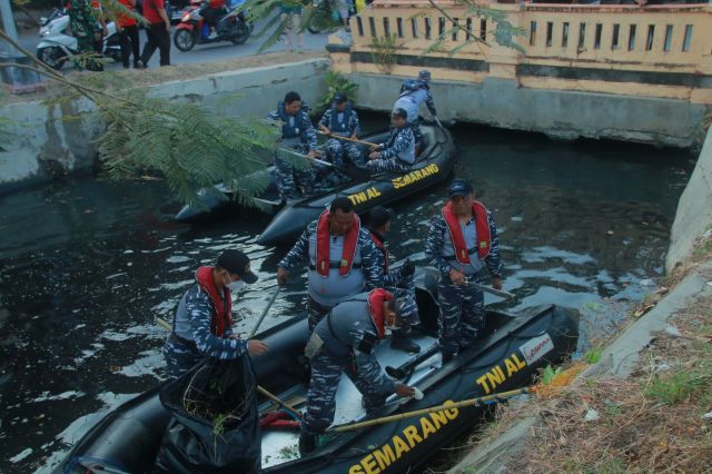 Sambut HUT ke-78 TNI AL, Danlanal Semarang Ajak Warga Peduli Lingkungan di Prokasih