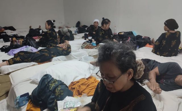 Kader Ansor Berangkatkan Puluhan Jama'ah Umroh Terlantar di Bandara Juanda