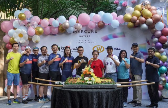 Mercure Surabaya Grand Mirama Bagikan 170 Topeng Robyong di Anniversary Sweet Seventeen